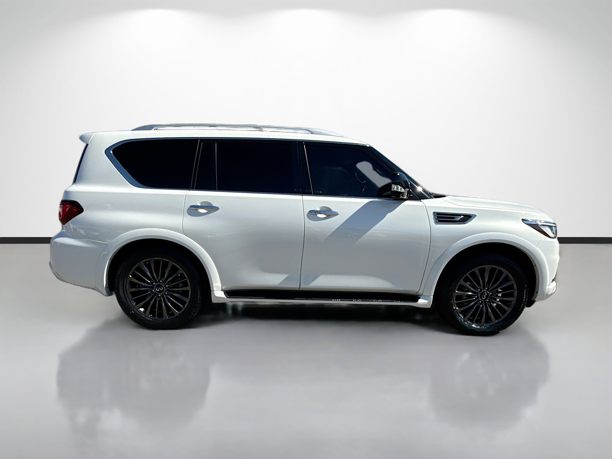 Used 2024 INFINITI QX80 Sensory image 2