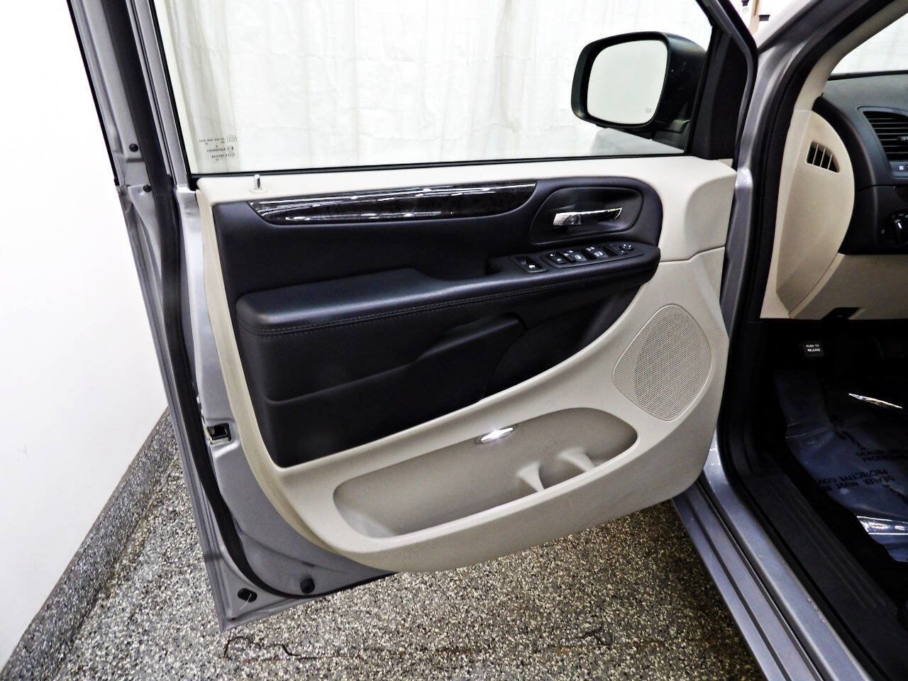 Used 2019 Dodge Grand Caravan SE w/ UConnect Hands-Free Group FWD image 9