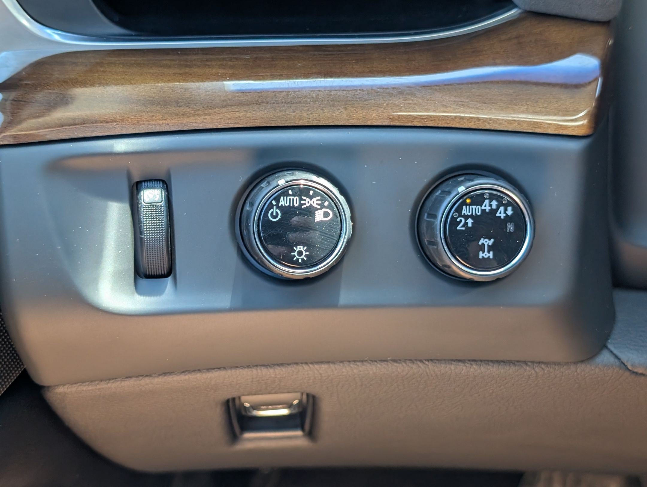 Used 2020 Cadillac Escalade Premium Luxury AWD/4WD image 24