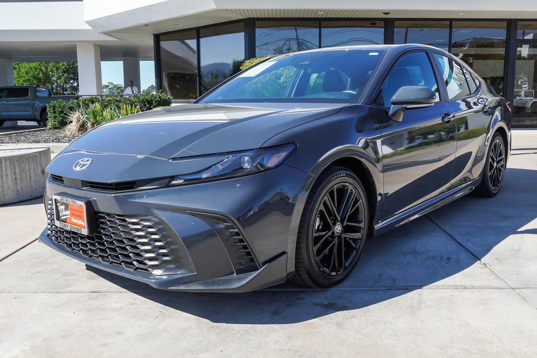 Used 2025 Toyota Camry SE FWD image 4