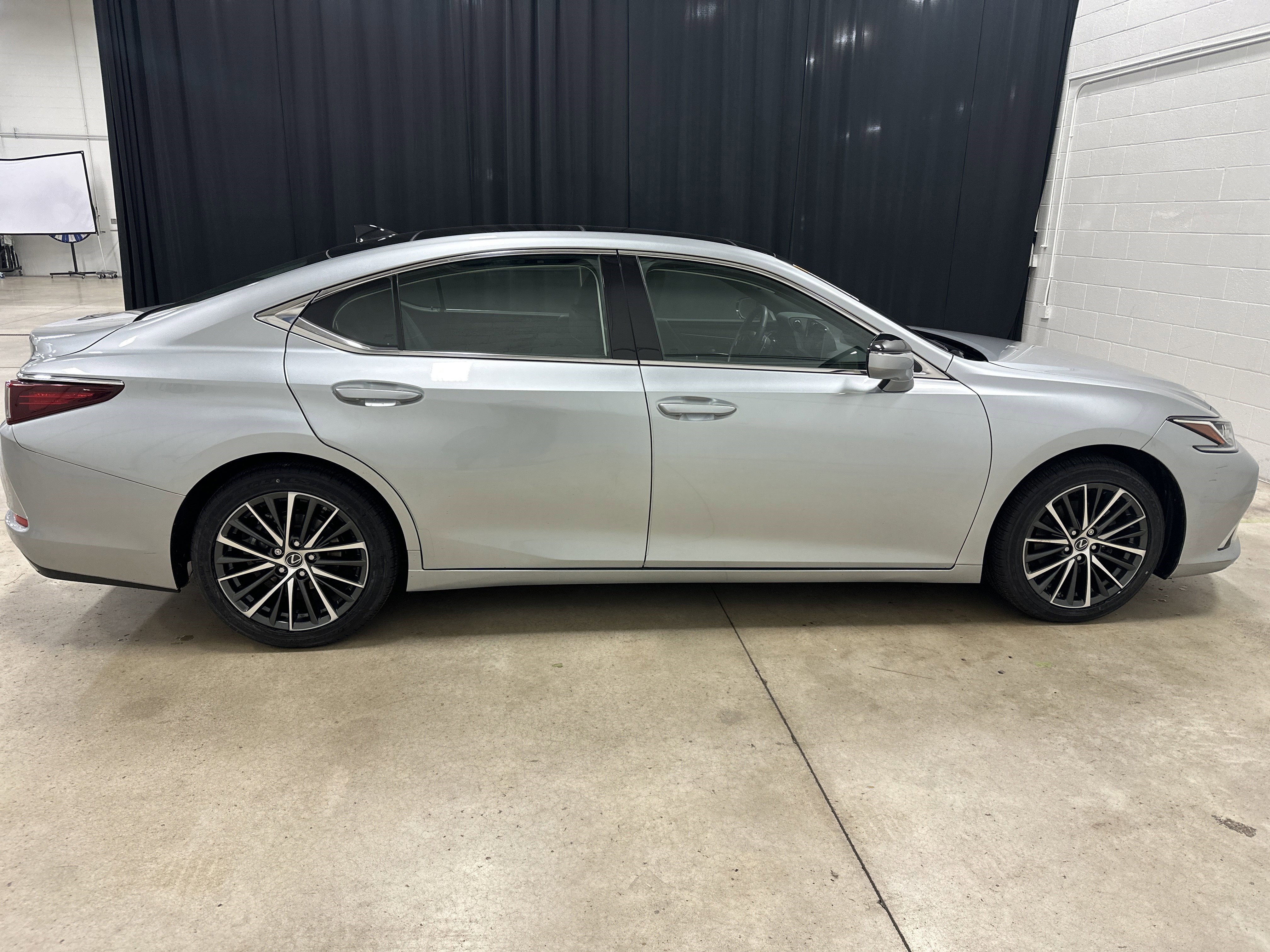 Used 2023 Lexus ES 350 w/ Premium Package FWD image 11