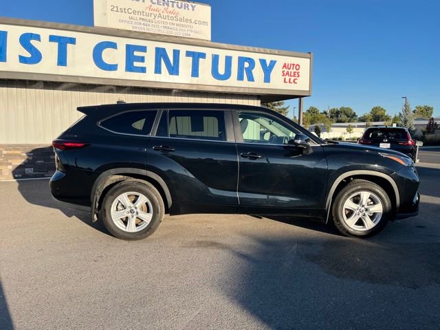 Used 2024 Toyota Highlander LE AWD/4WD image 14