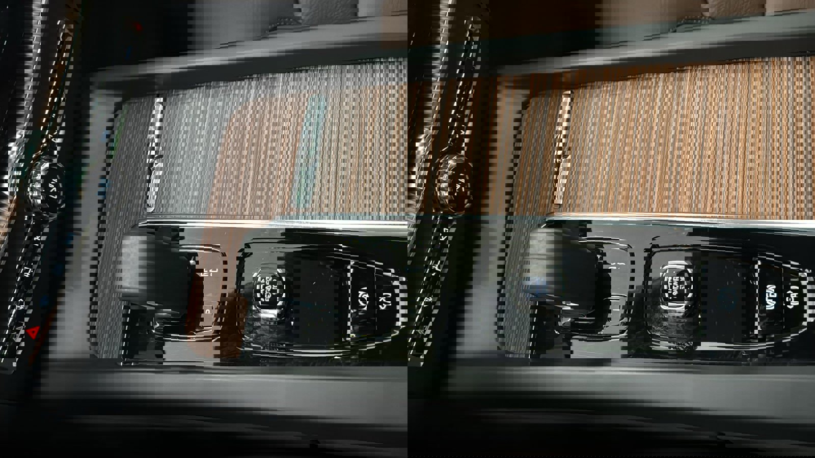 Used 2022 Volvo XC60 T8 Inscription Expression w/ Advanced Package image 19