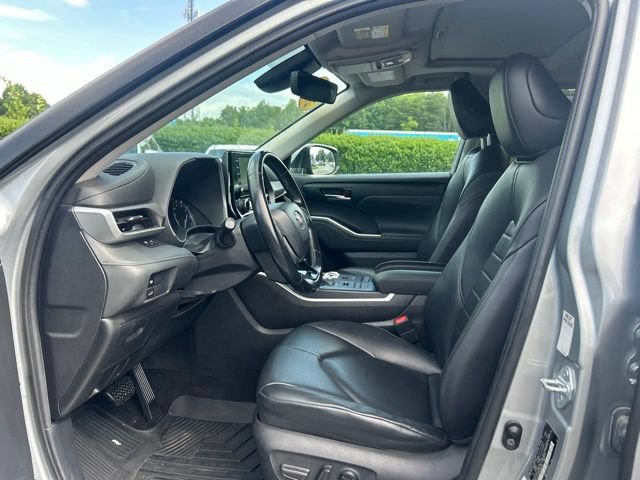 Used 2021 Toyota Highlander XLE AWD/4WD image 17