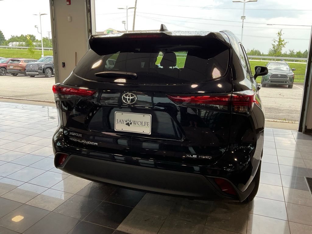 Used 2022 Toyota Highlander XLE AWD/4WD image 5