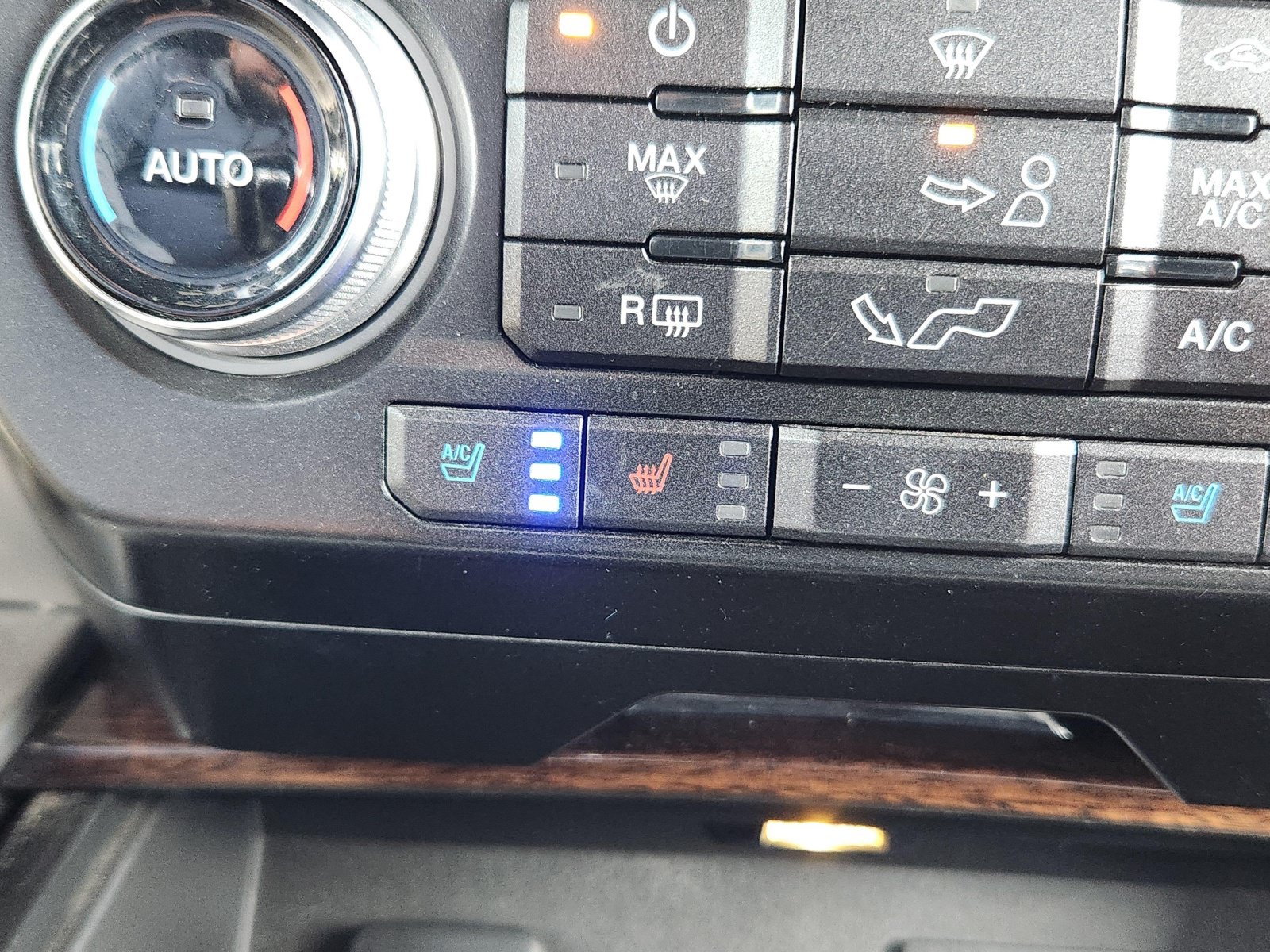 Used 2016 Ford F150 Platinum w/ Equipment Group 701A Luxury AWD/4WD image 29