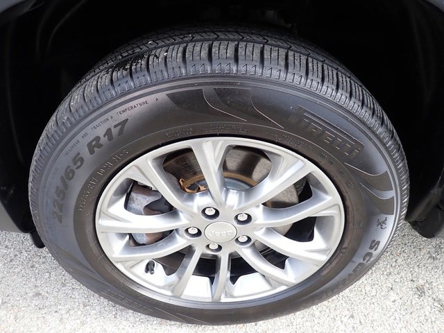 Used 2019 Jeep Cherokee Latitude Plus w/ Cold Weather Group image 12