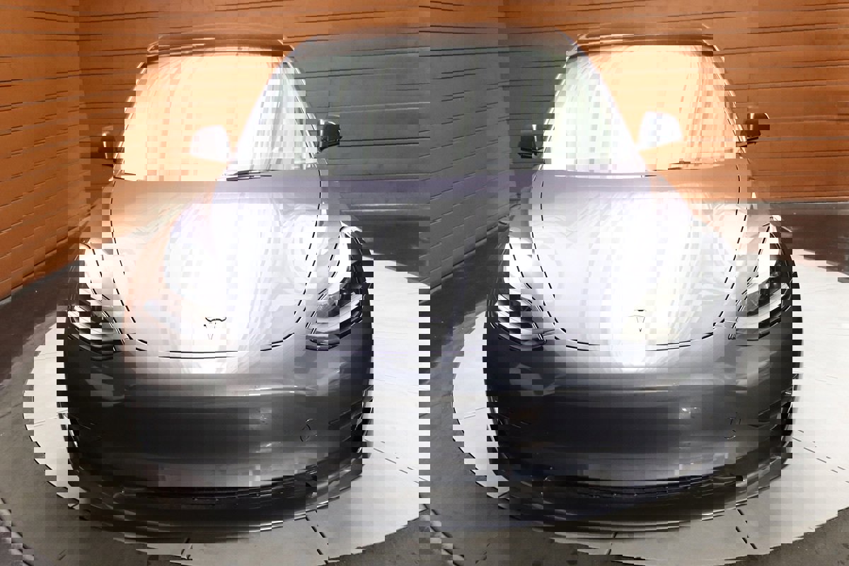 Used 2023 Tesla Model 3 Standard Range image 3