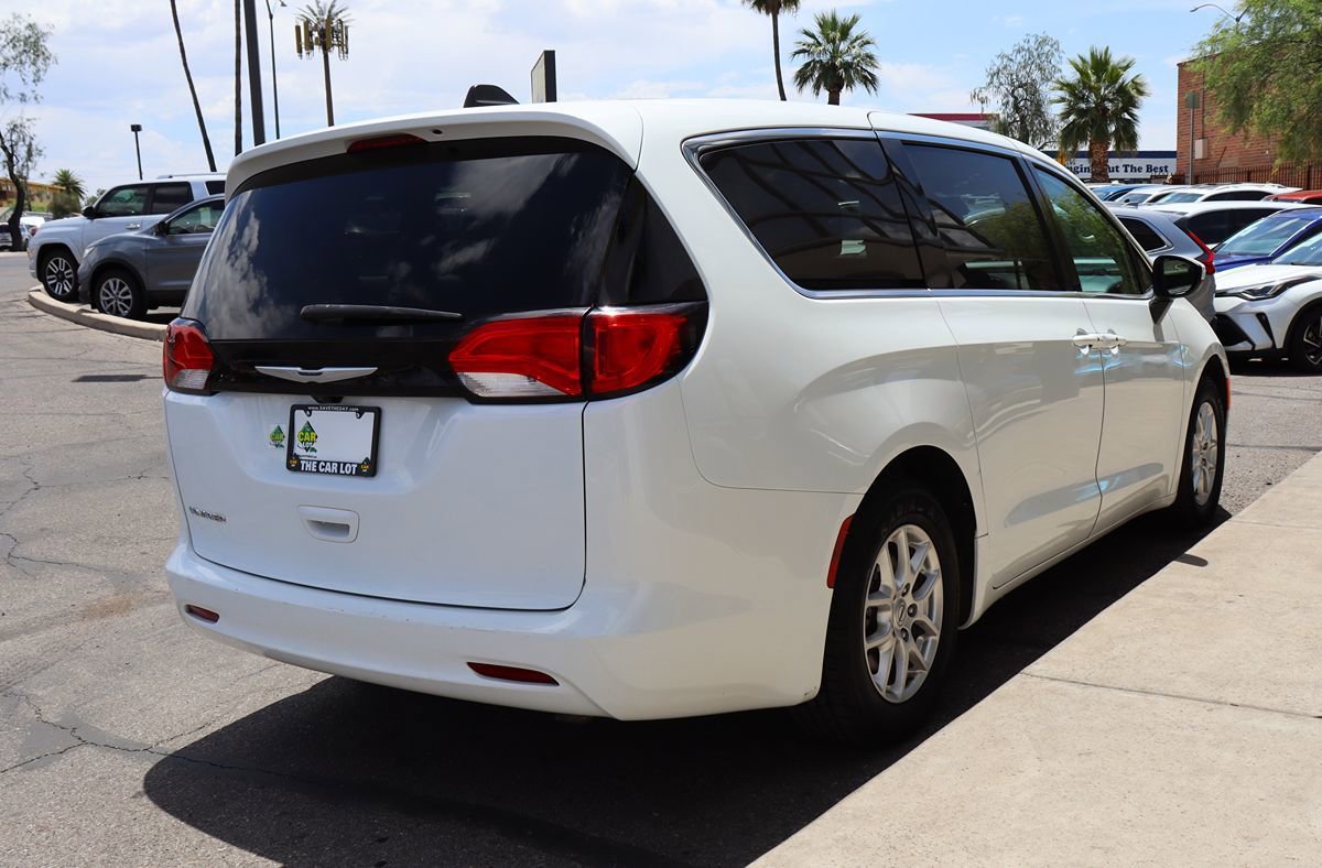 Used 2023 Chrysler Voyager LX FWD image 13