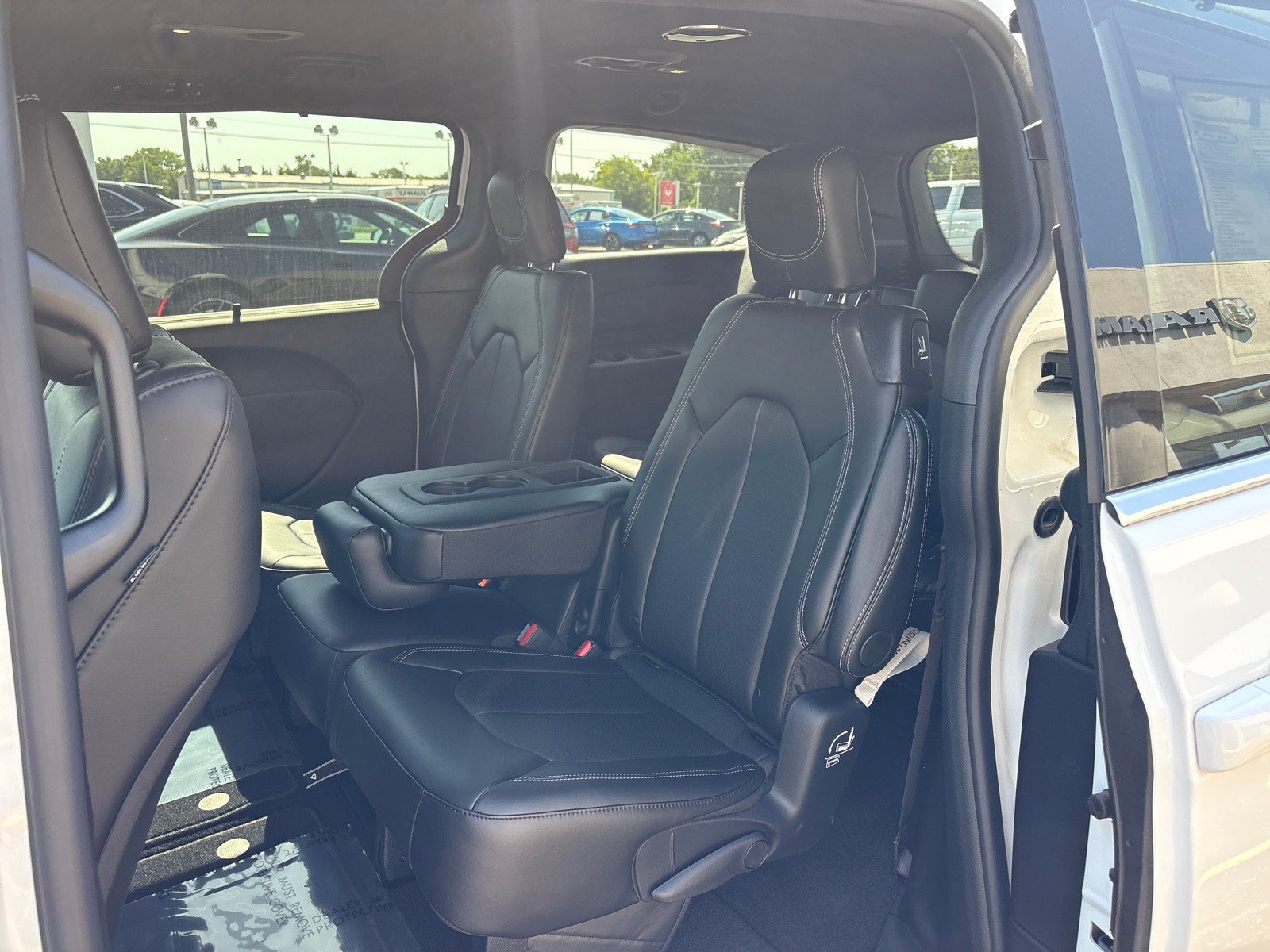 New 2027 Chrysler Pacifica Select FWD image 7