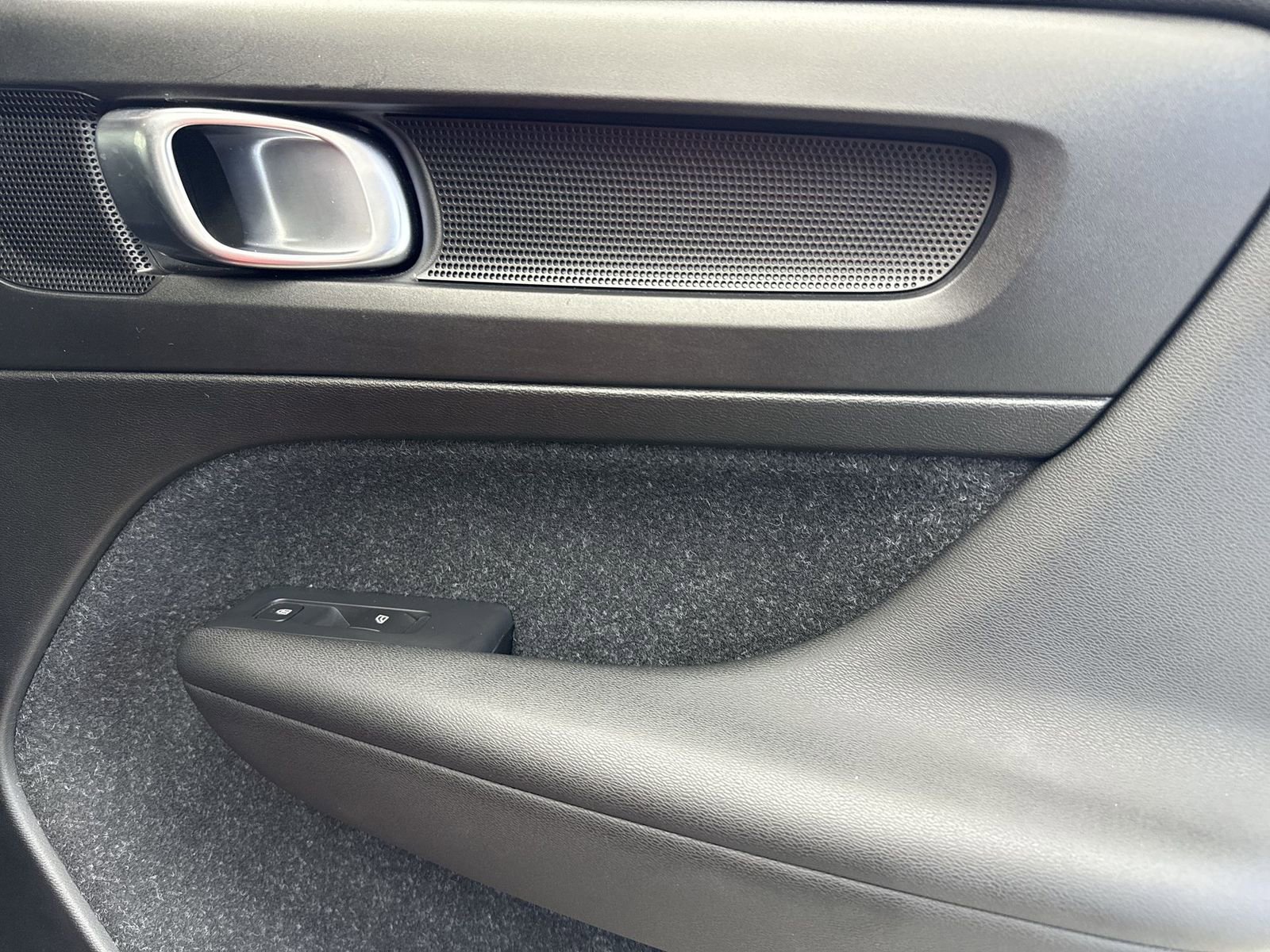 Used 2019 Volvo XC40 T5 Momentum image 37