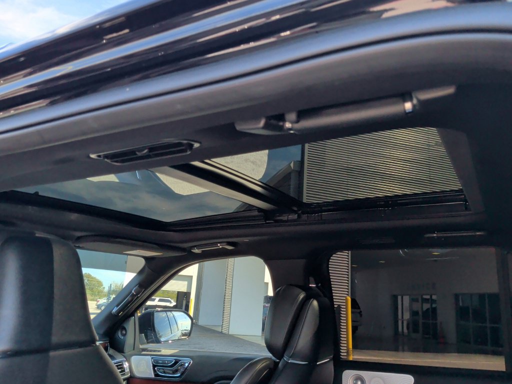 Used 2020 Lincoln Navigator Reserve w/ Luxury Package RWD image 24