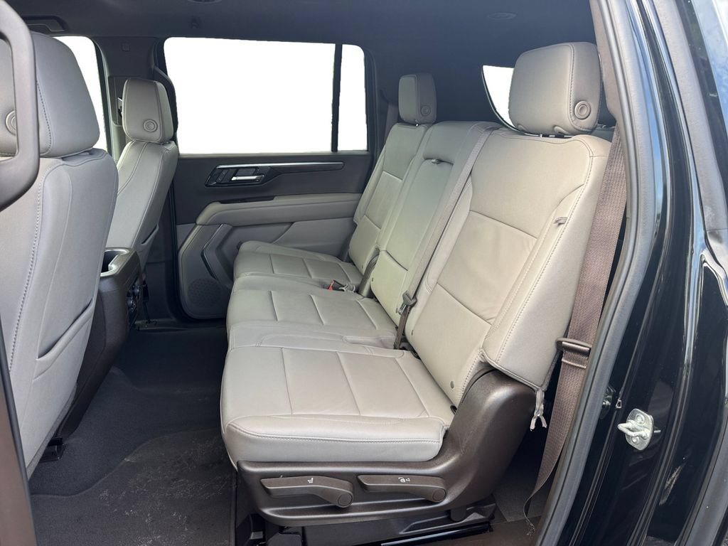 Used 2025 Chevrolet Suburban LT RWD image 18