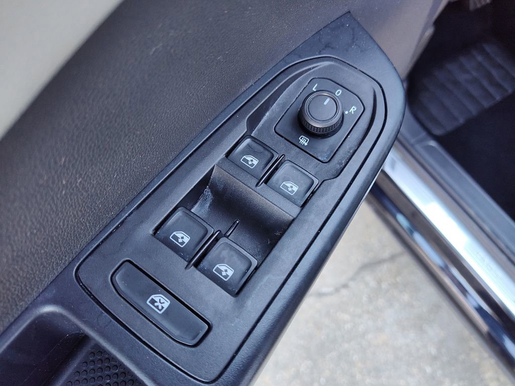 Used 2024 Volkswagen Taos SE image 21