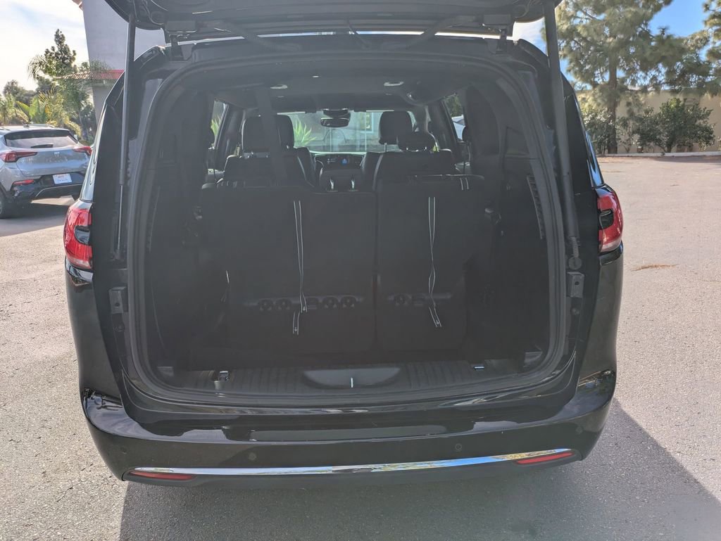 Used 2025 Chrysler Pacifica Select image 35