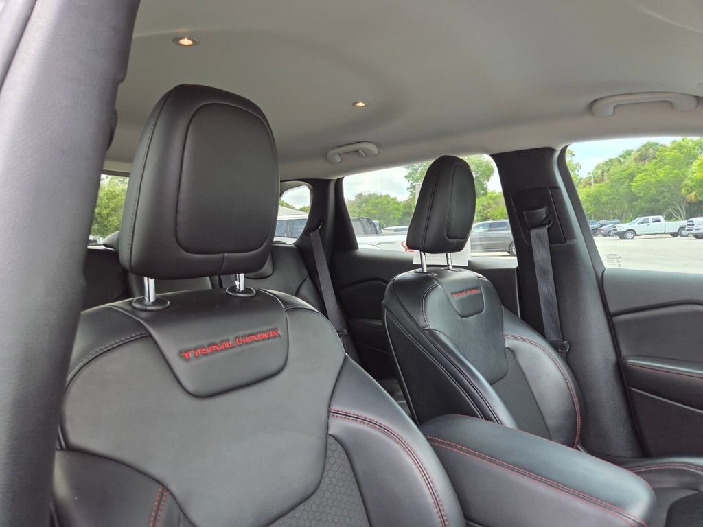 Used 2022 Jeep Cherokee Trailhawk AWD/4WD image 16