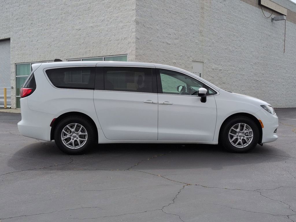 Used 2023 Chrysler Voyager LX image 12