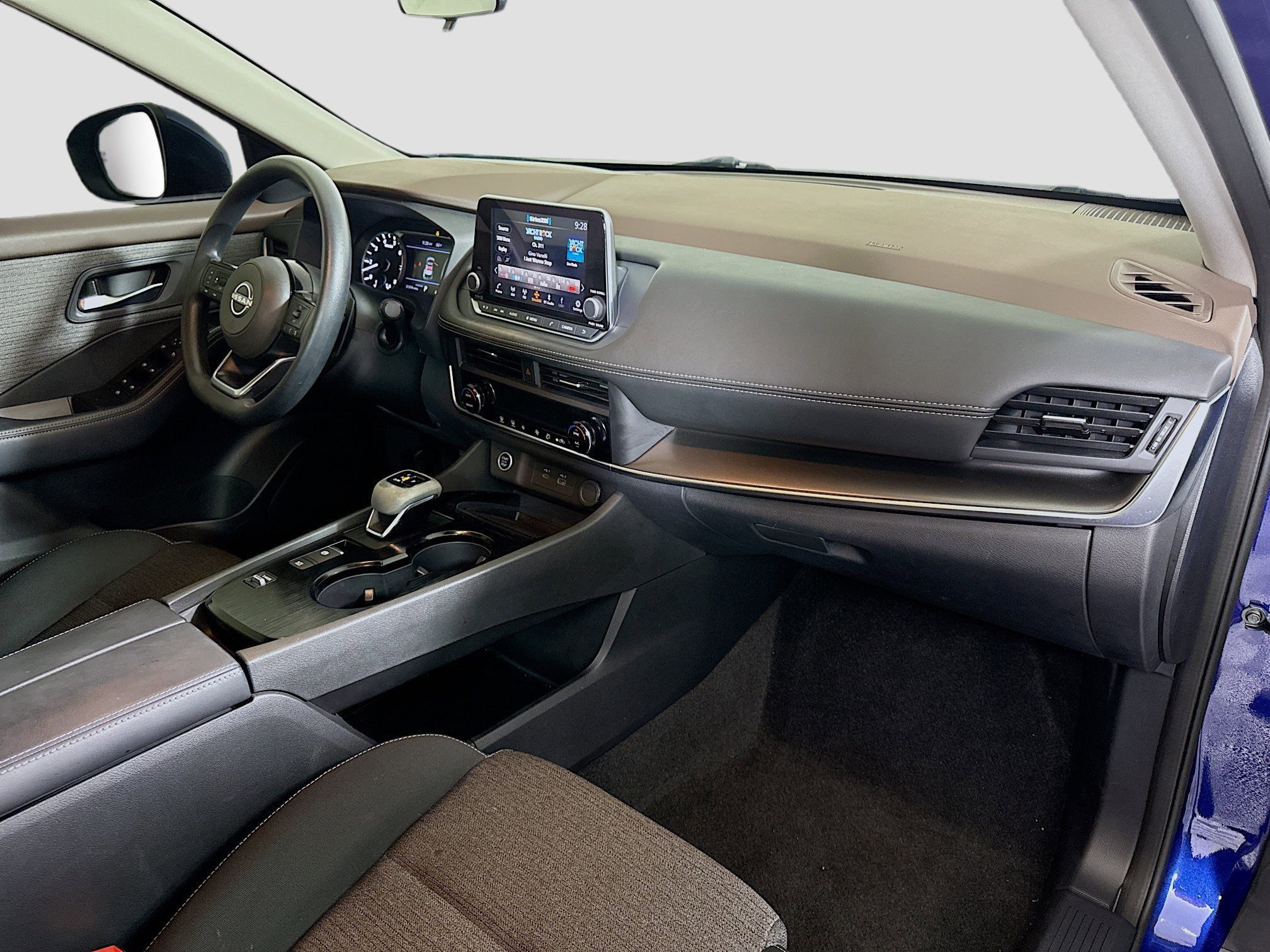 Used 2023 Nissan Rogue SV image 30