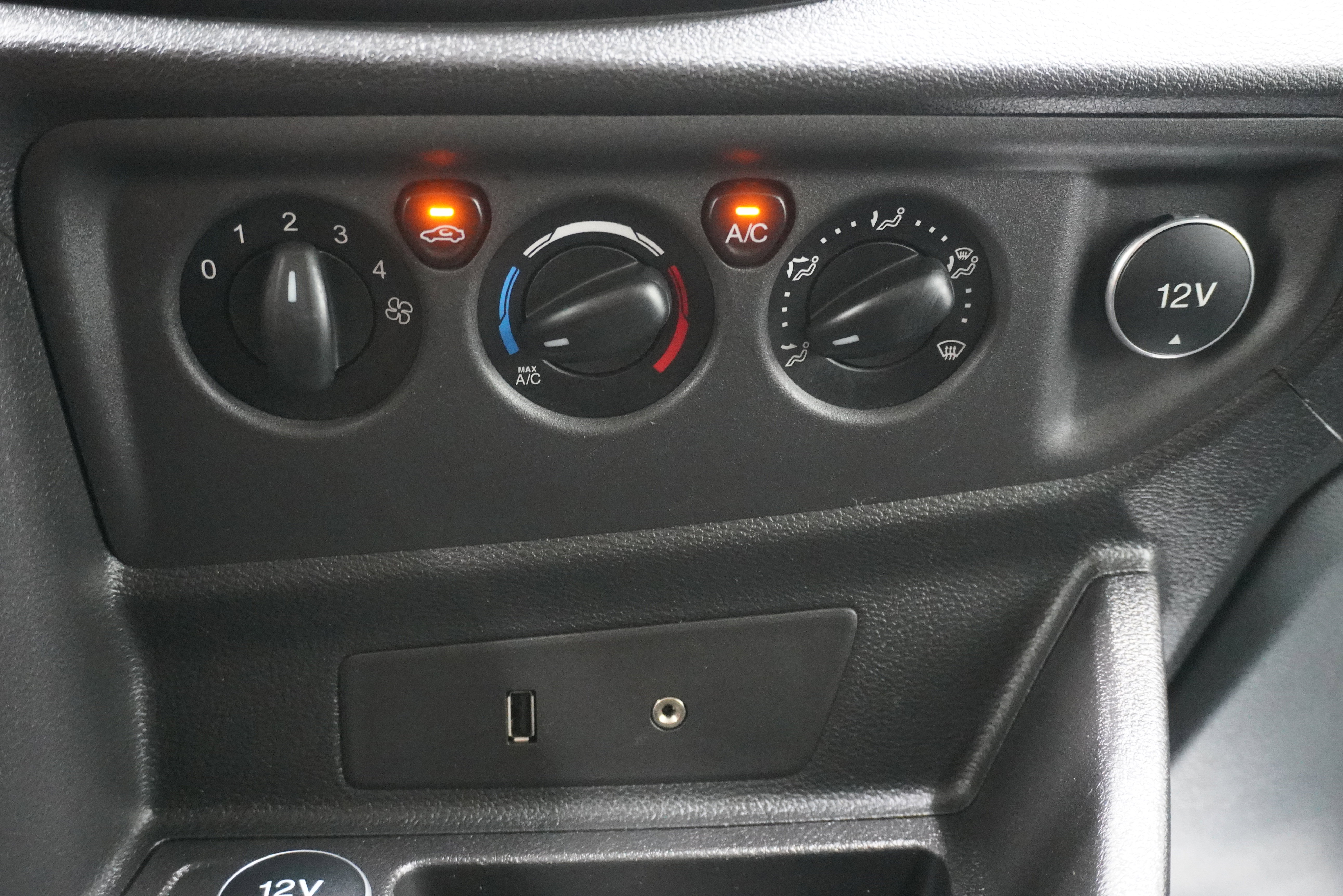 Used 2016 Ford Transit 150 XLT image 17