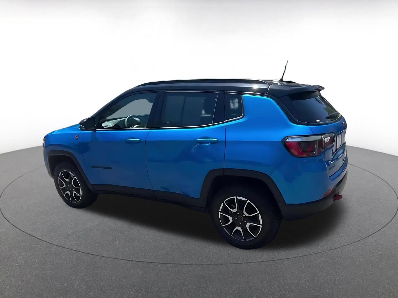 Used 2025 Jeep Compass Trailhawk AWD/4WD image 10