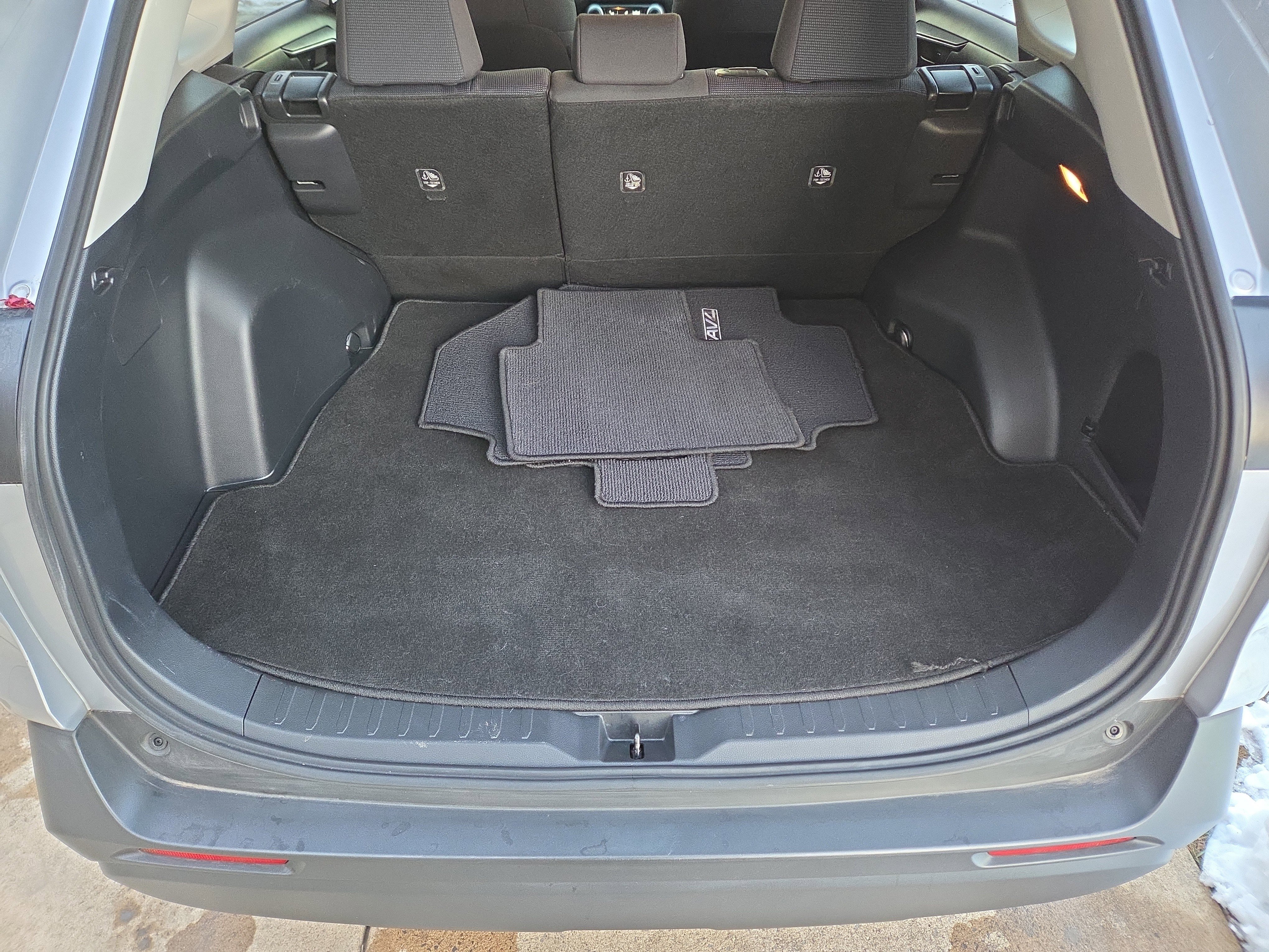 Used 2020 Toyota RAV4 LE image 5