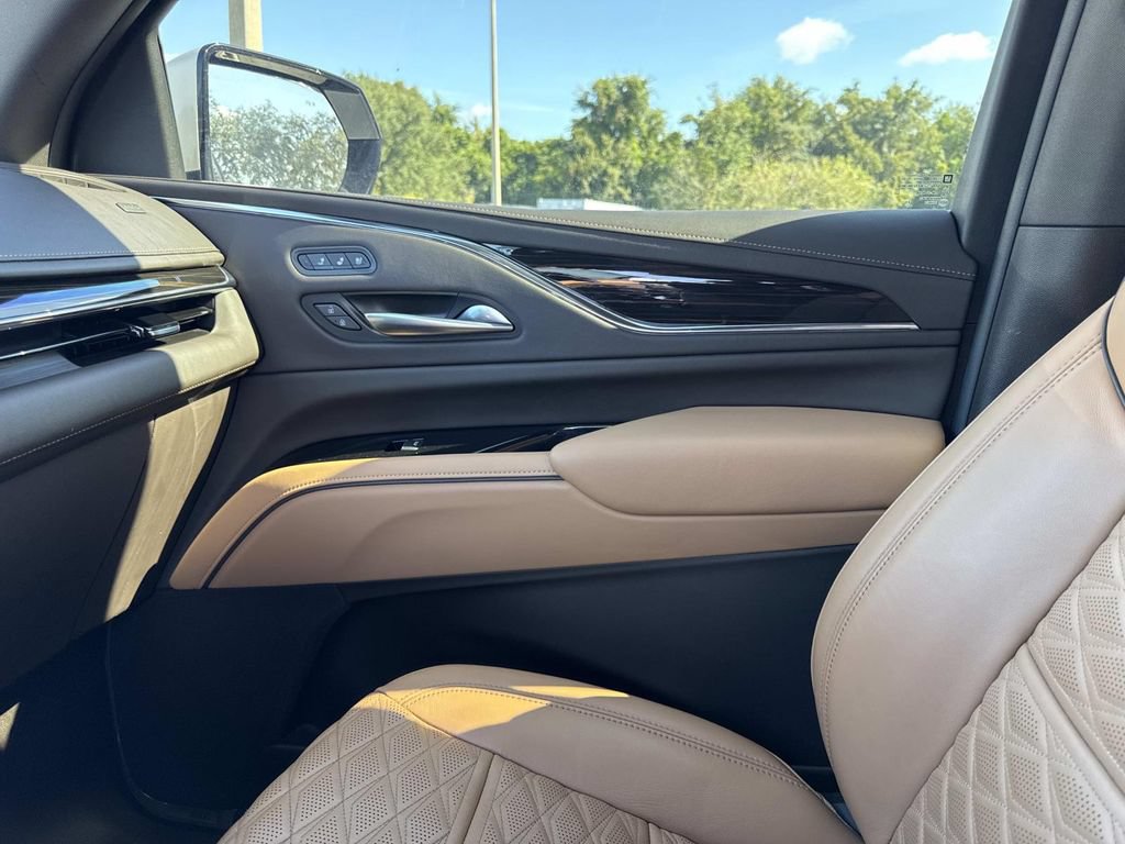 Used 2024 Cadillac Escalade ESV Sport w/ LPO, ONYX Package AWD/4WD image 23