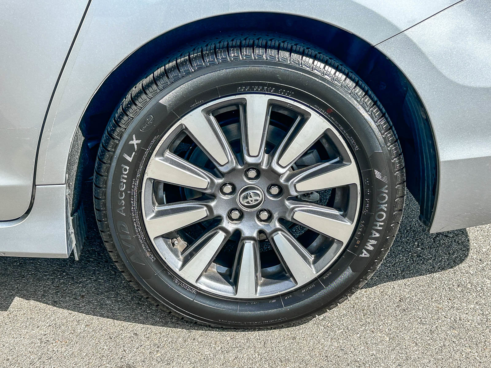 Used 2018 Toyota Sienna Limited w/ Carpet Mat Package image 11