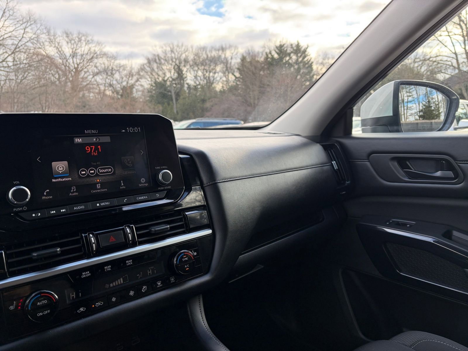 Used 2025 Nissan Pathfinder SV image 36