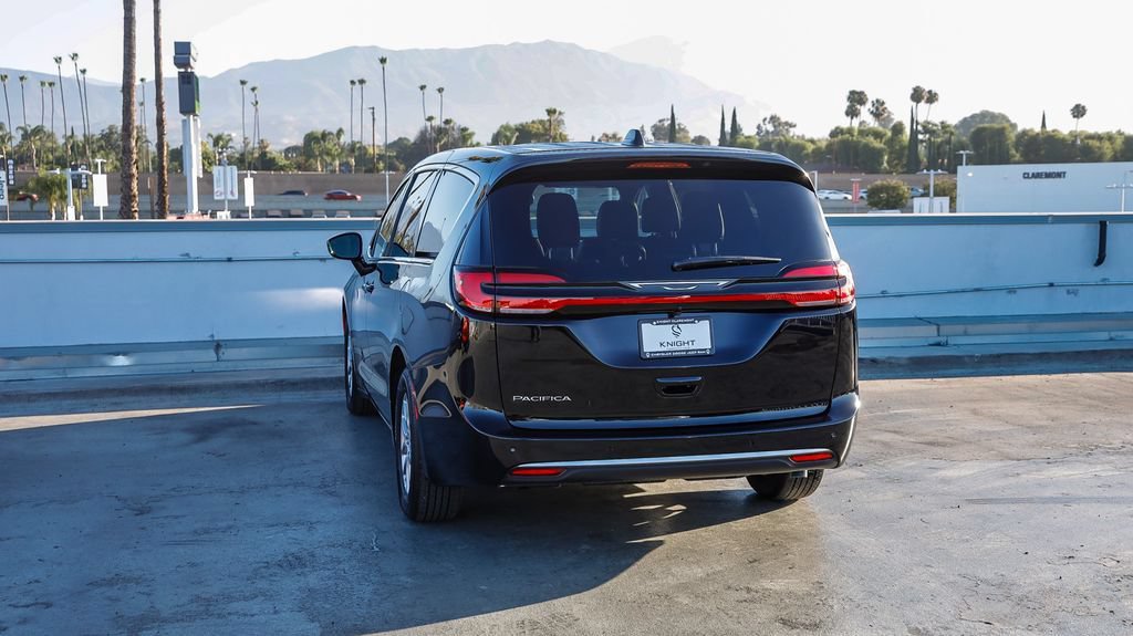 New 2027 Chrysler Pacifica Select FWD image 7