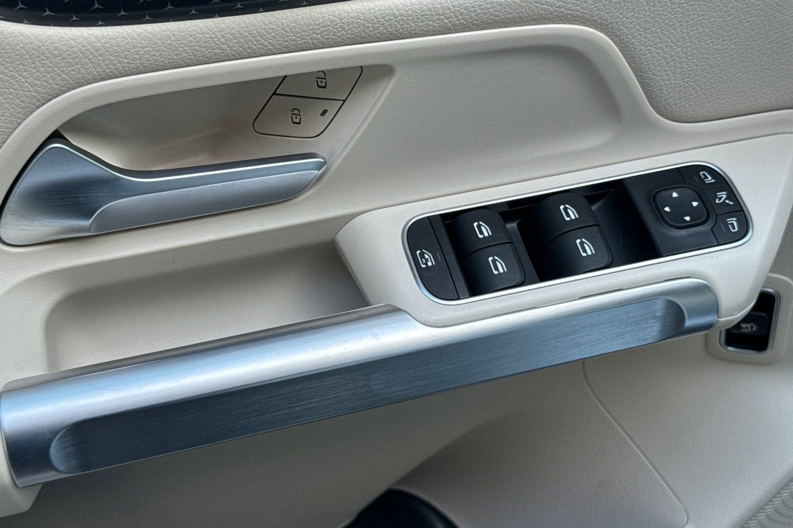 Certified 2025 Mercedes-Benz GLB 250 image 12