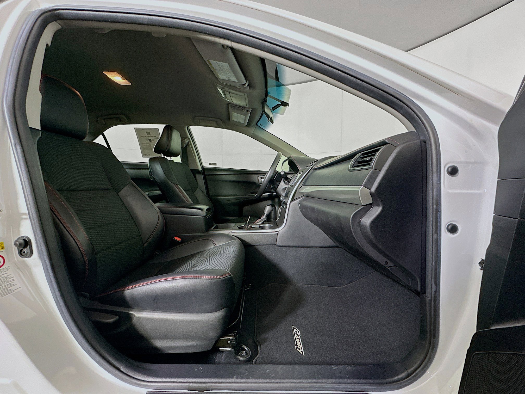 Used 2017 Toyota Camry SE image 28