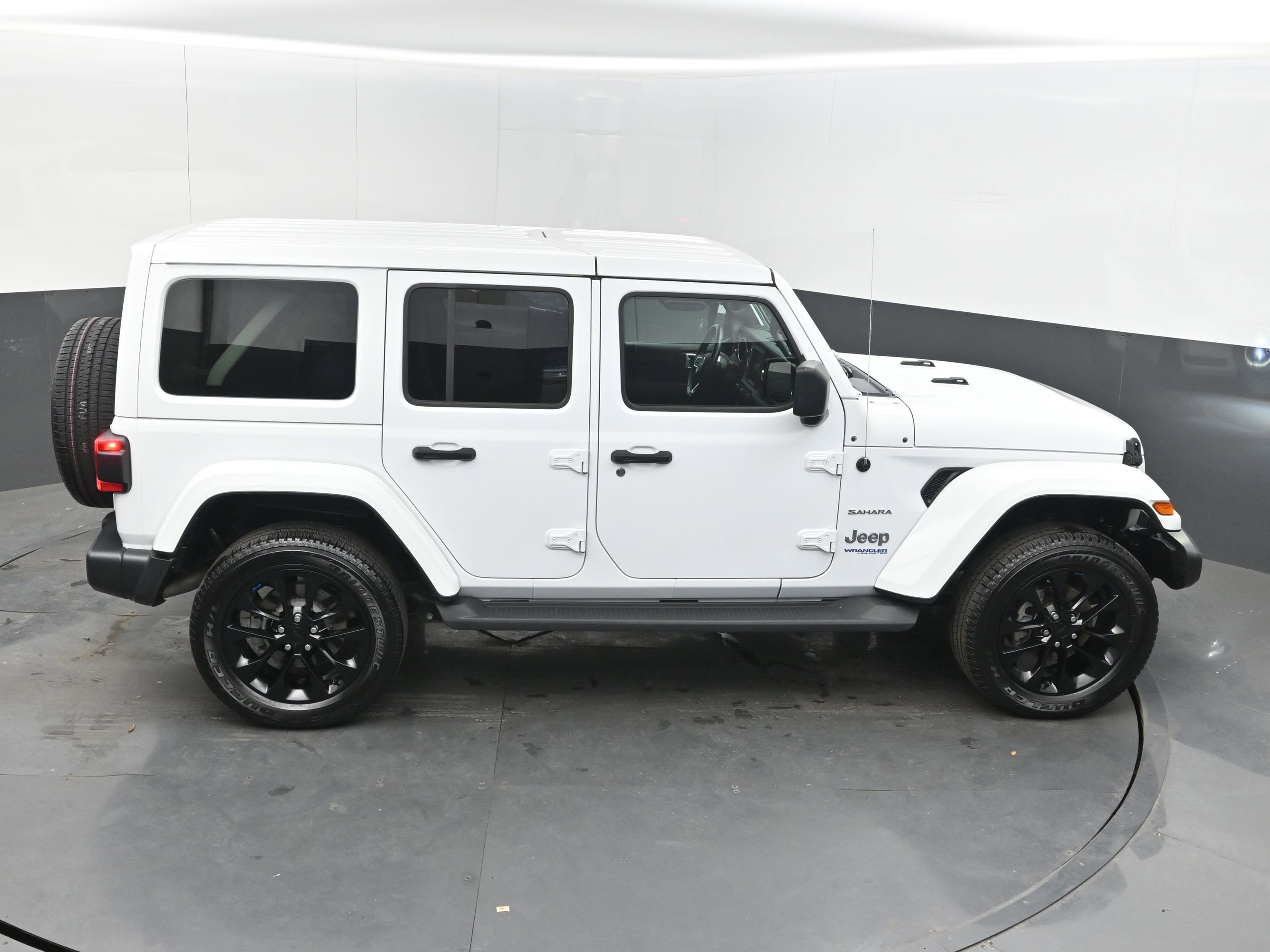 Used 2022 Jeep Wrangler Unlimited Sahara w/ Cold Weather Group AWD/4WD image 40