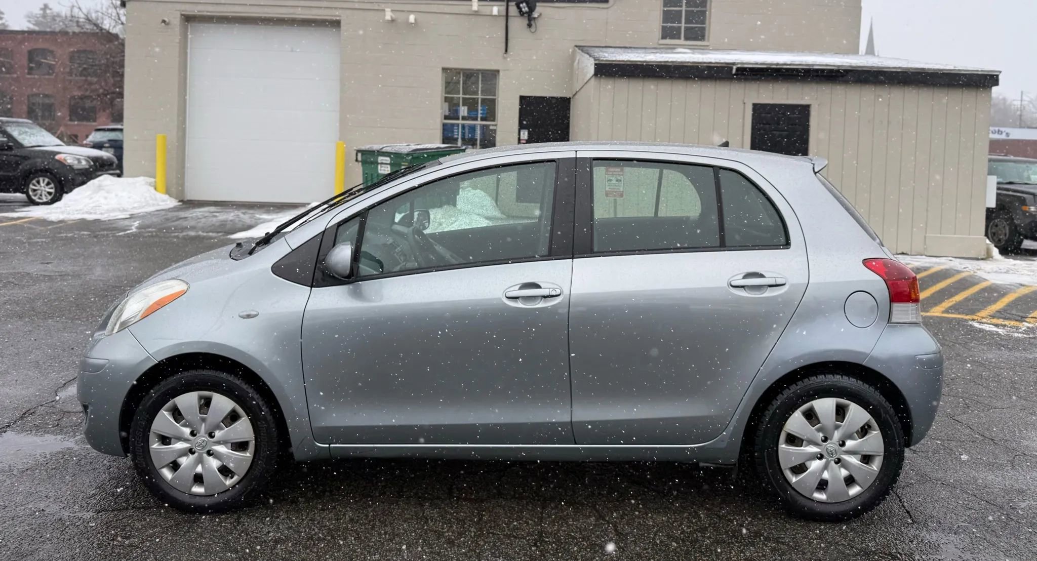 Used 2010 Toyota Yaris 4-Door Hatchback image 5