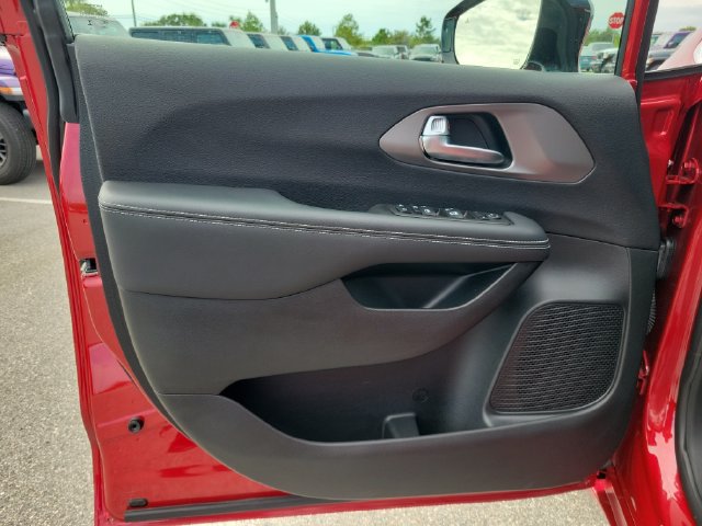 Used 2025 Chrysler Voyager LX FWD image 18