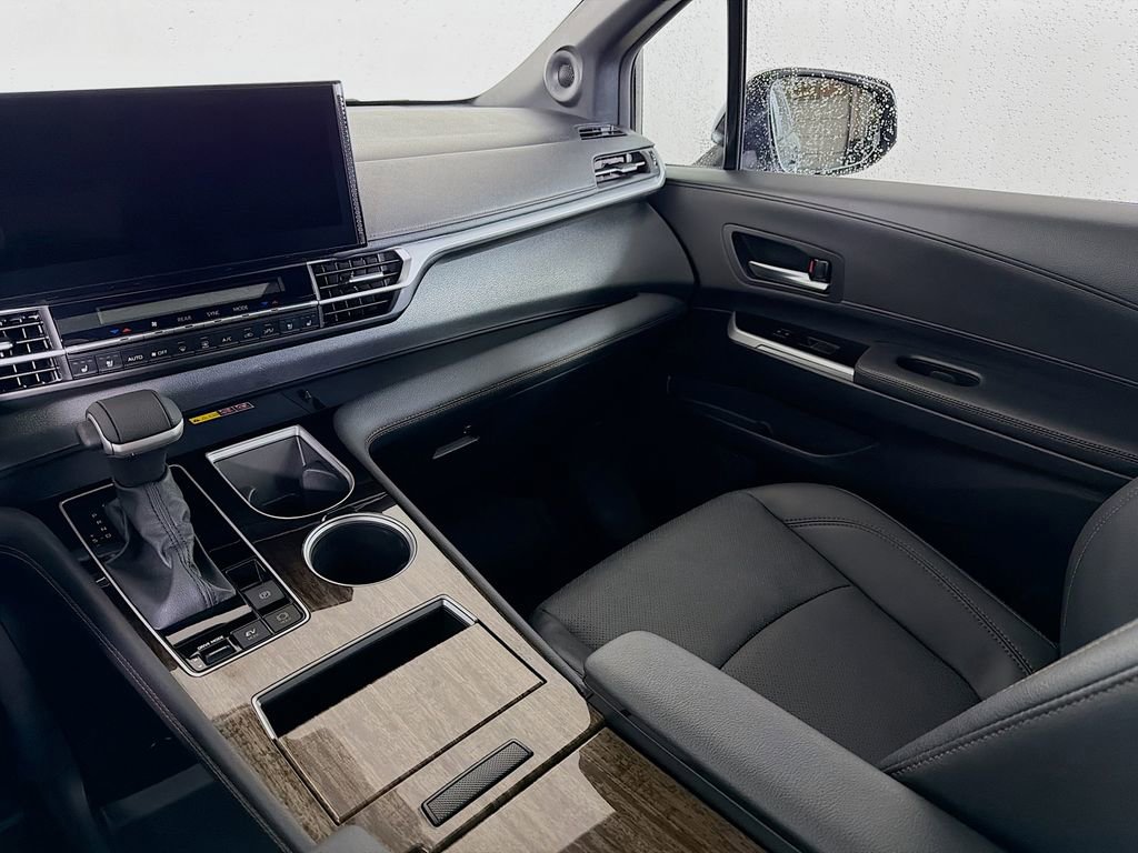 Used 2025 Toyota Sienna Limited image 22