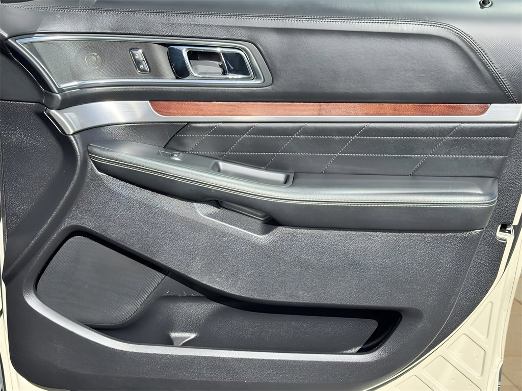 Used 2018 Ford Explorer Platinum image 29