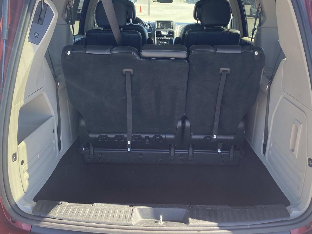 Used 2014 Chrysler Town & Country Touring image 11