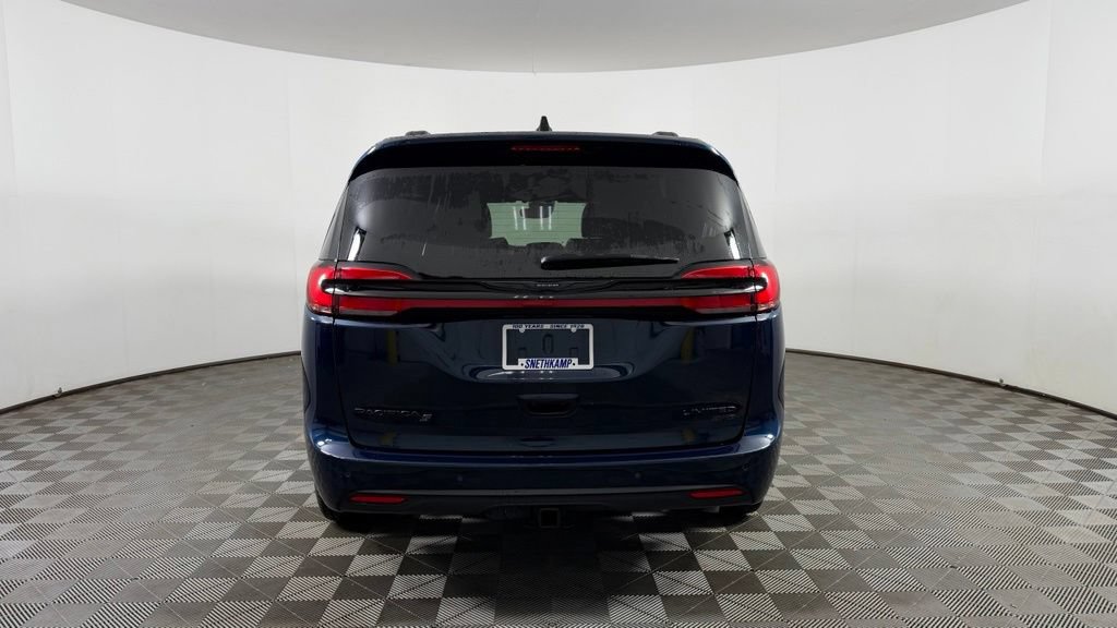 Used 2025 Chrysler Pacifica Limited w/ Trailer Tow Group AWD/4WD image 7
