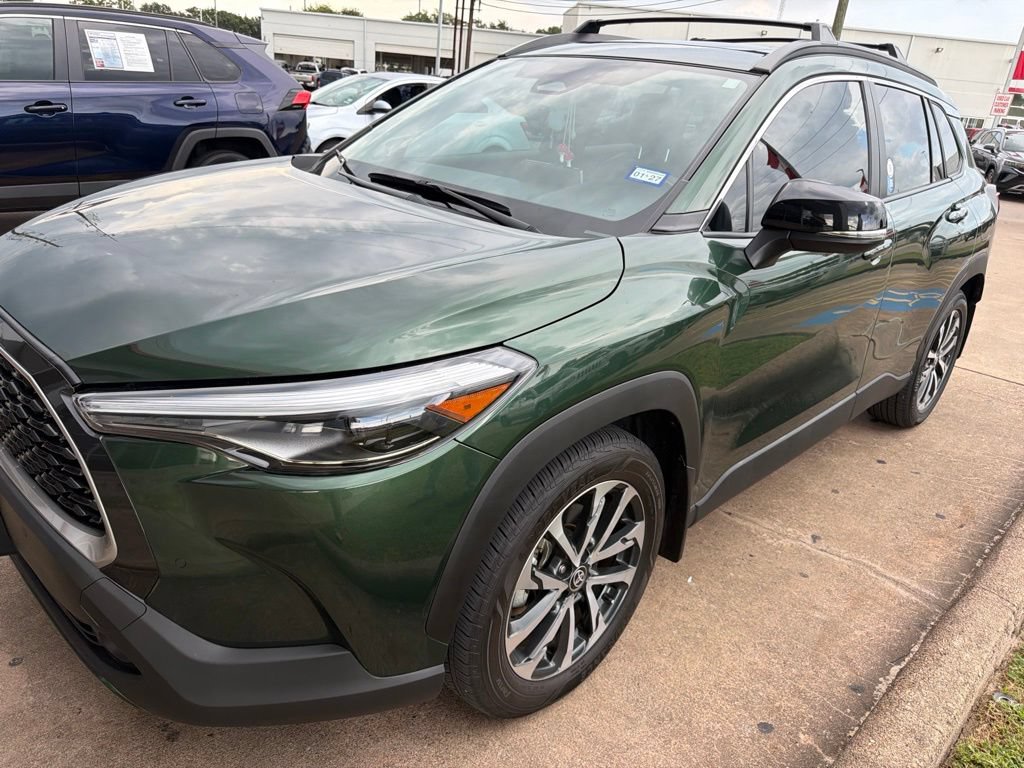 Used 2025 Toyota Corolla Cross XLE w/ Convenience Package FWD image 5