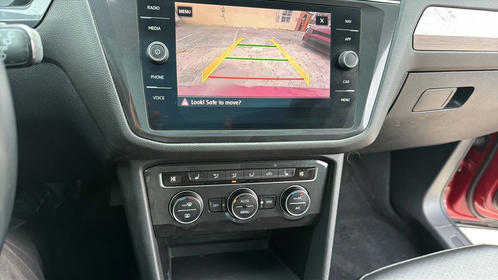 Used 2018 Volkswagen Tiguan SEL FWD image 35
