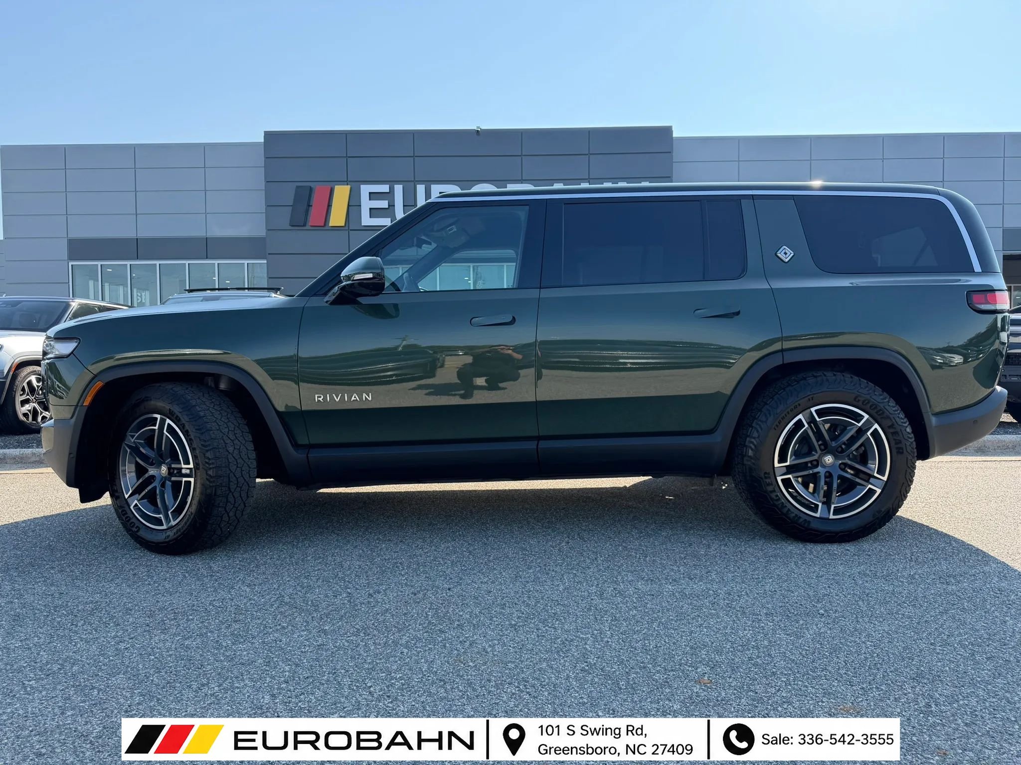 Used 2025 Rivian R1S Adventure Dual AWD/4WD image 2
