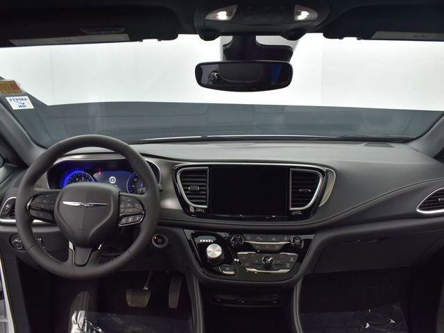 Used 2024 Chrysler Pacifica Limited w/ Uconnect Theater Family Group image 10