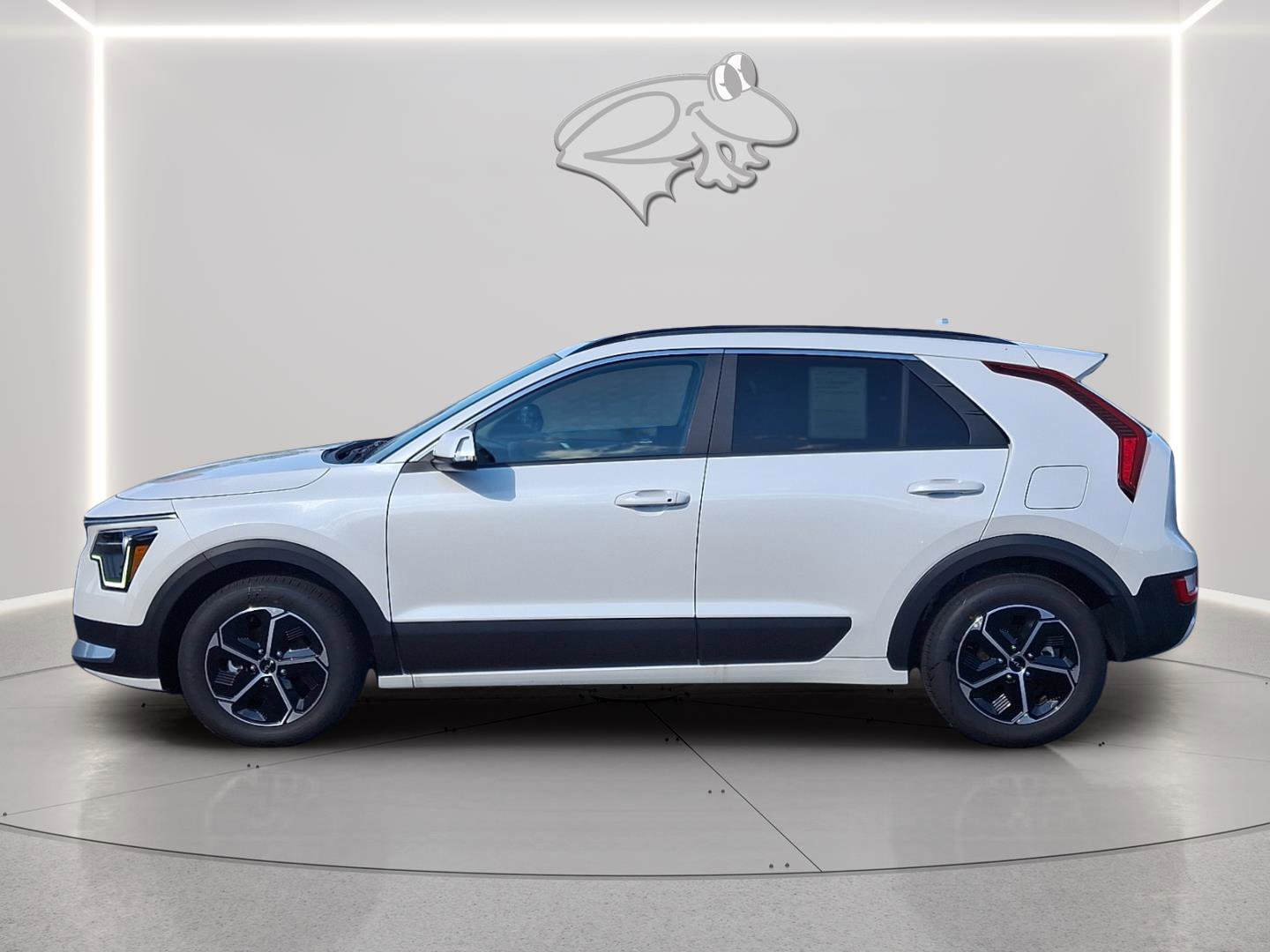 Used 2025 Kia Niro EX FWD image 2