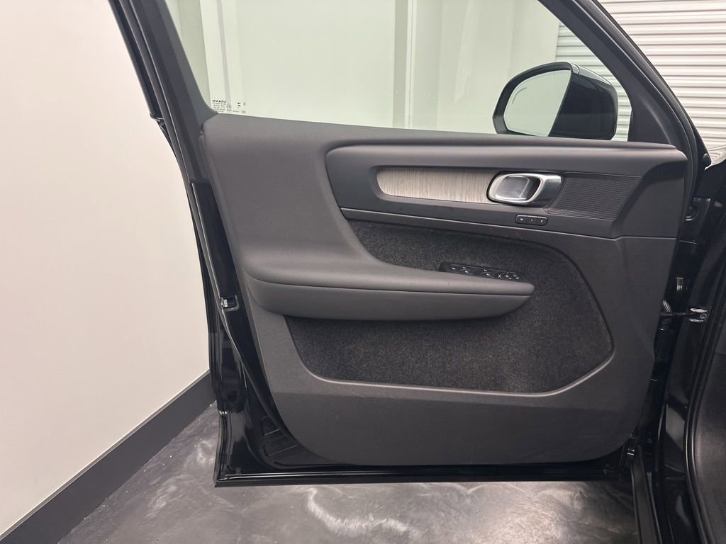 Used 2023 Volvo XC40 B5 Core image 16