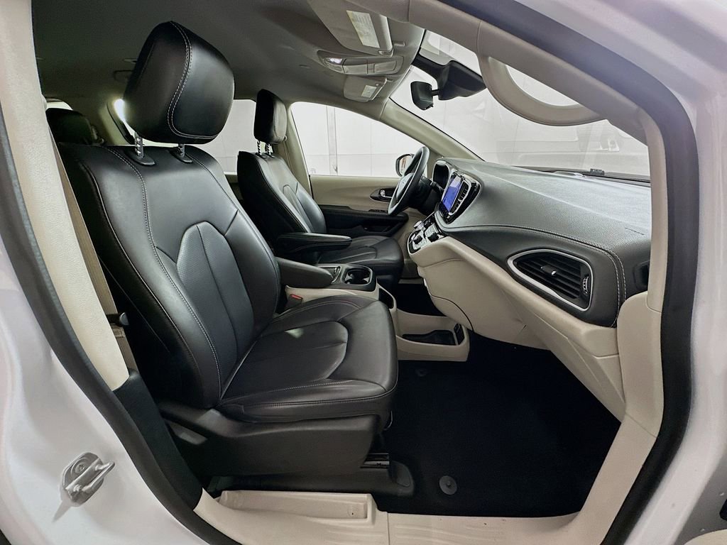 Used 2023 Chrysler Pacifica Touring-L image 27