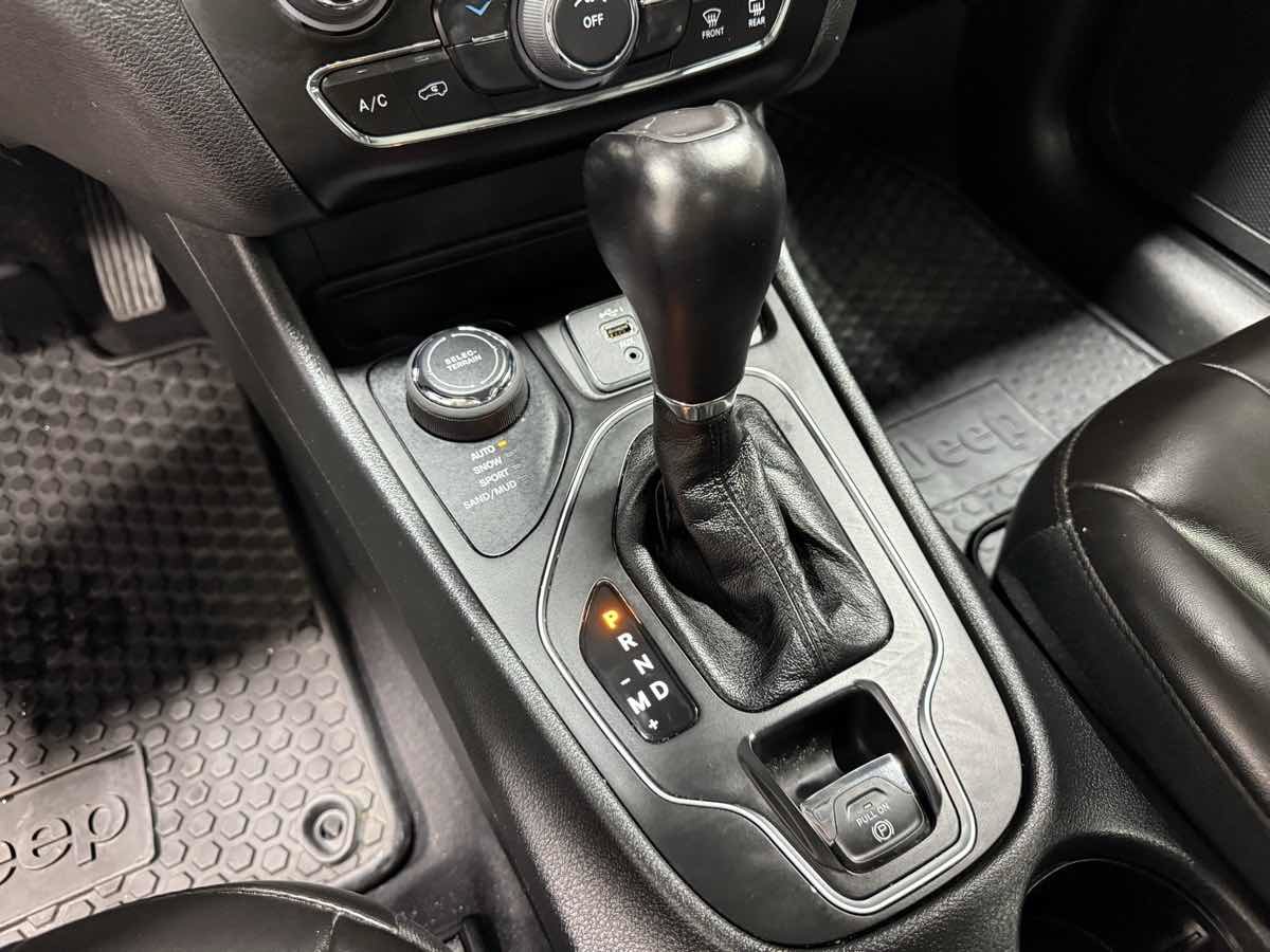 Used 2022 Jeep Cherokee Latitude w/ Sun & Sound Group AWD/4WD image 13