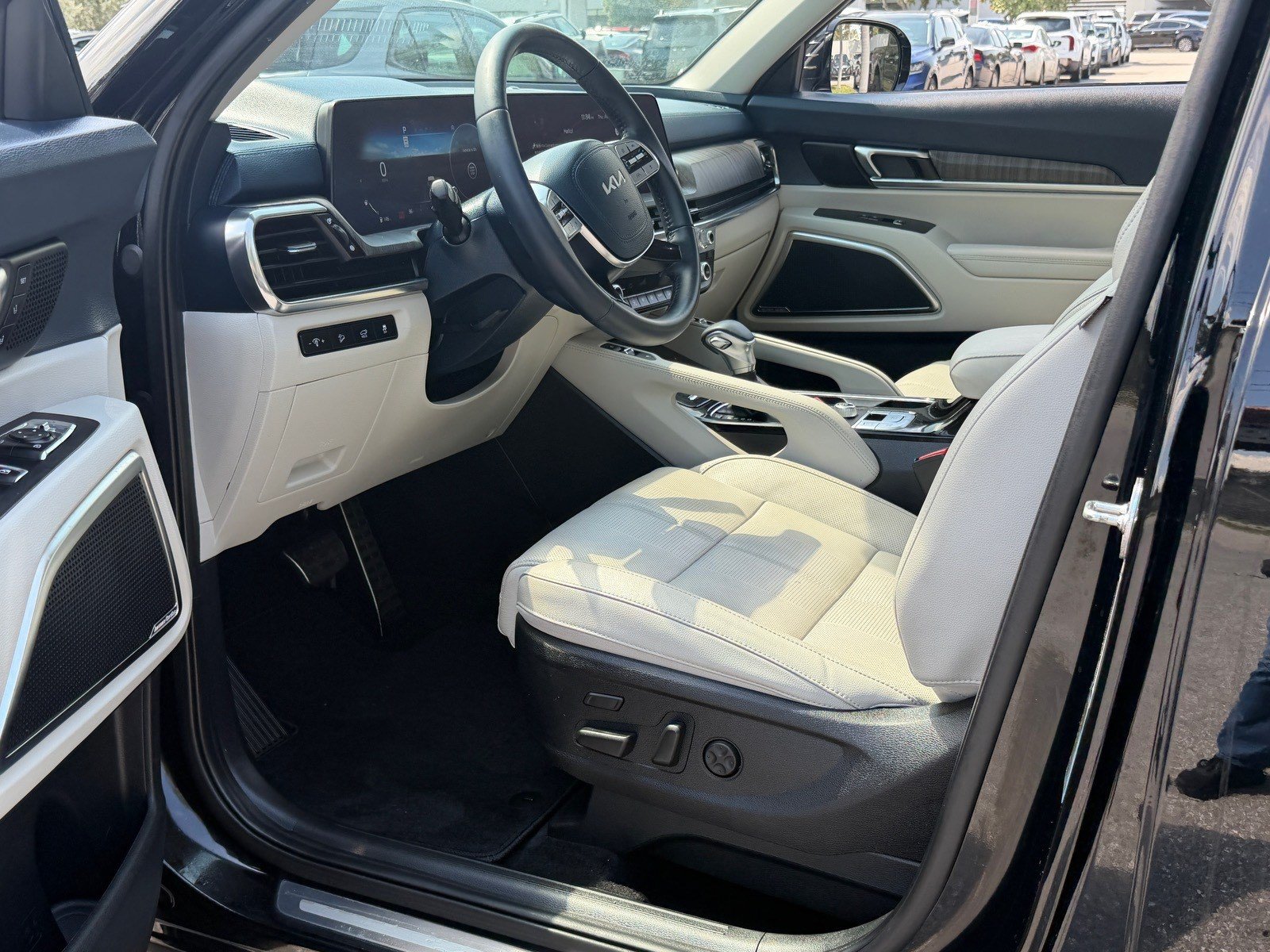 Used 2025 Kia Telluride SX w/ SX Captain's Chair Package FWD image 12