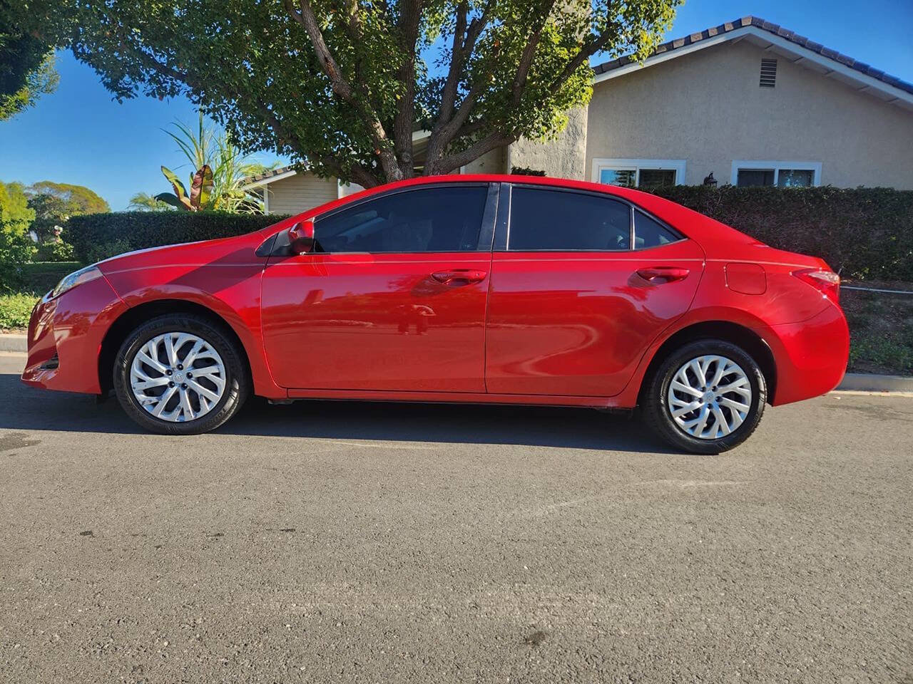 Used 2018 Toyota Corolla LE image 2