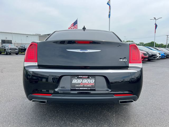 Used 2018 Chrysler 300 Touring w/ Chrome Appearance Package RWD image 6