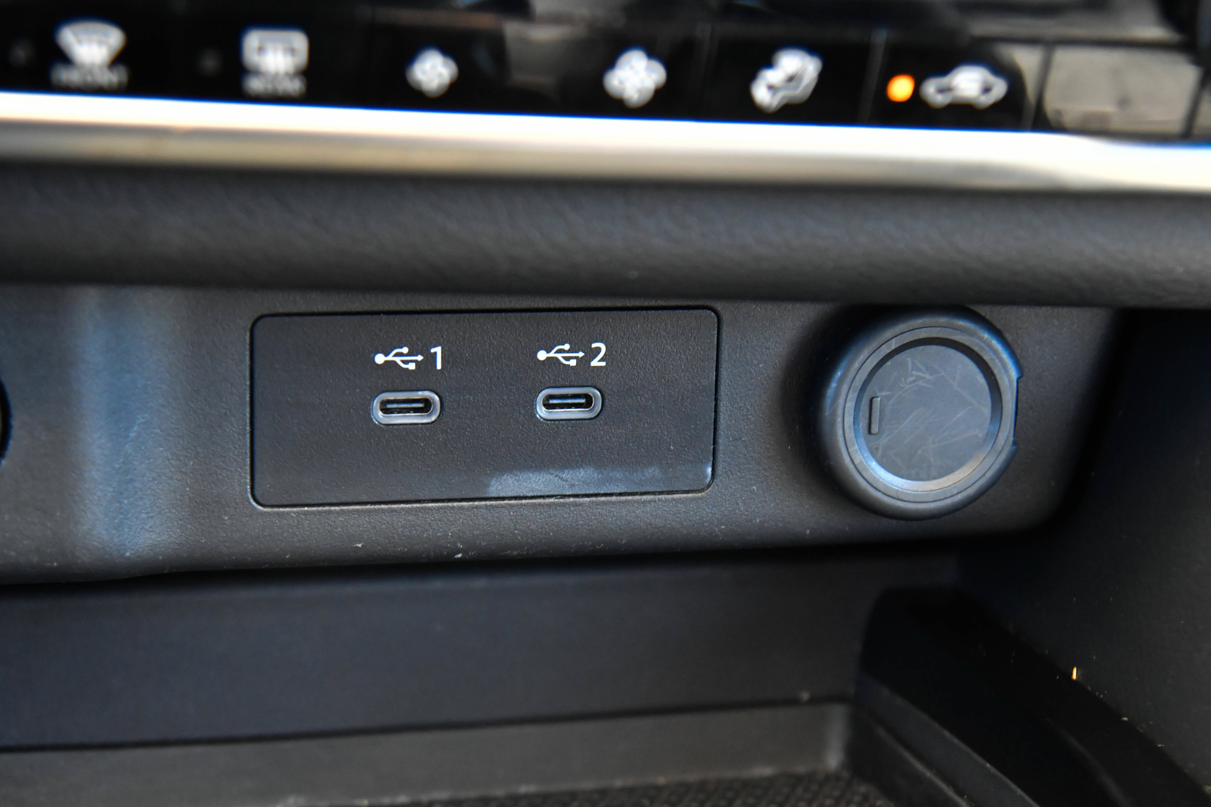 Used 2025 Nissan Rogue SV FWD image 24